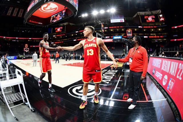 182体育-友情超越比赛!他们是老鹰阵中的一对特别战友